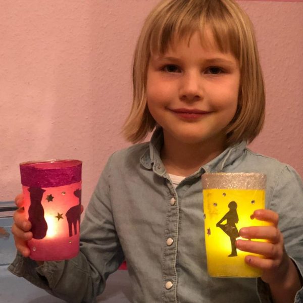 Gemeinsame Adventsaktion: Die Kinder des Isy7 und des Offenen Ganztag (OGS) an der Mittwaldschule verteilen vorweihnachtliche Lichter mit persönlichen Grüßen